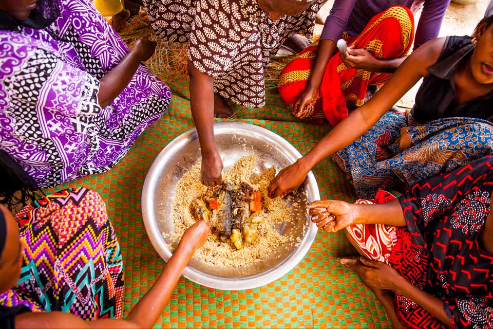 Frauen, die traditionell im Senegal zusammen essen.